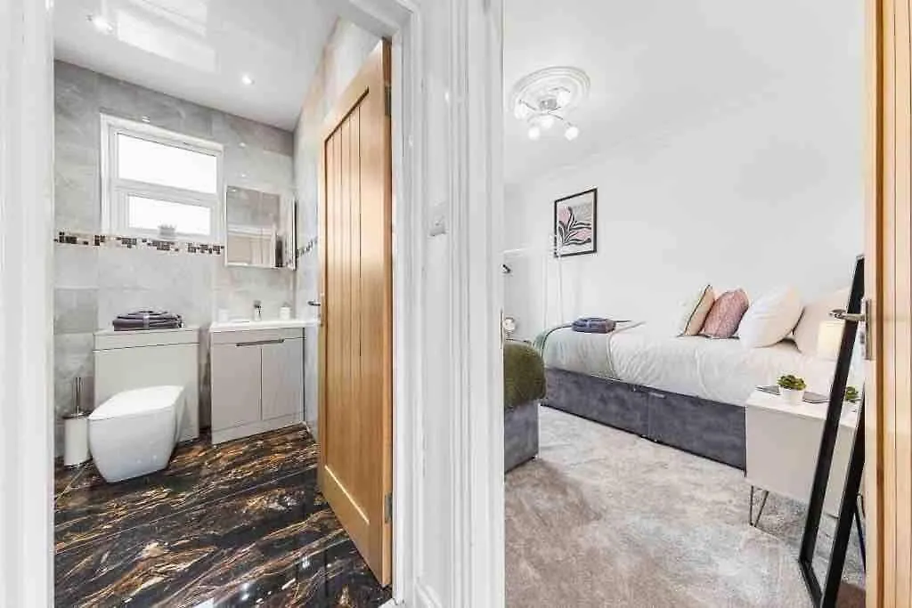 Sleeps 10, Cinema Tv , 2 Baths, 10 Mins To Stratford Villa Ilford Holiday home