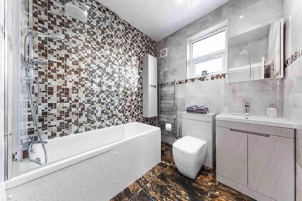 Sleeps 10, Cinema Tv , 2 Baths, 10 Mins To Stratford Villa Ilford 0*,  United Kingdom