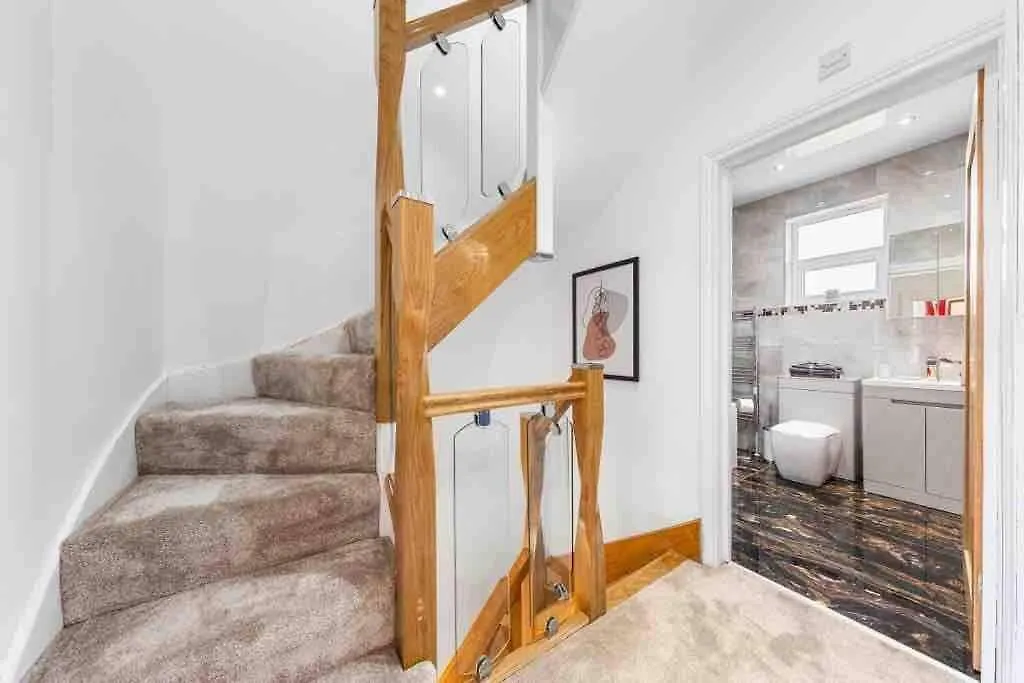 Sleeps 10, Cinema Tv , 2 Baths, 10 Mins To Stratford Villa Ilford