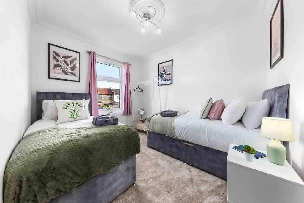 Holiday home Sleeps 10, Cinema Tv , 2 Baths, 10 Mins To Stratford Villa Ilford
