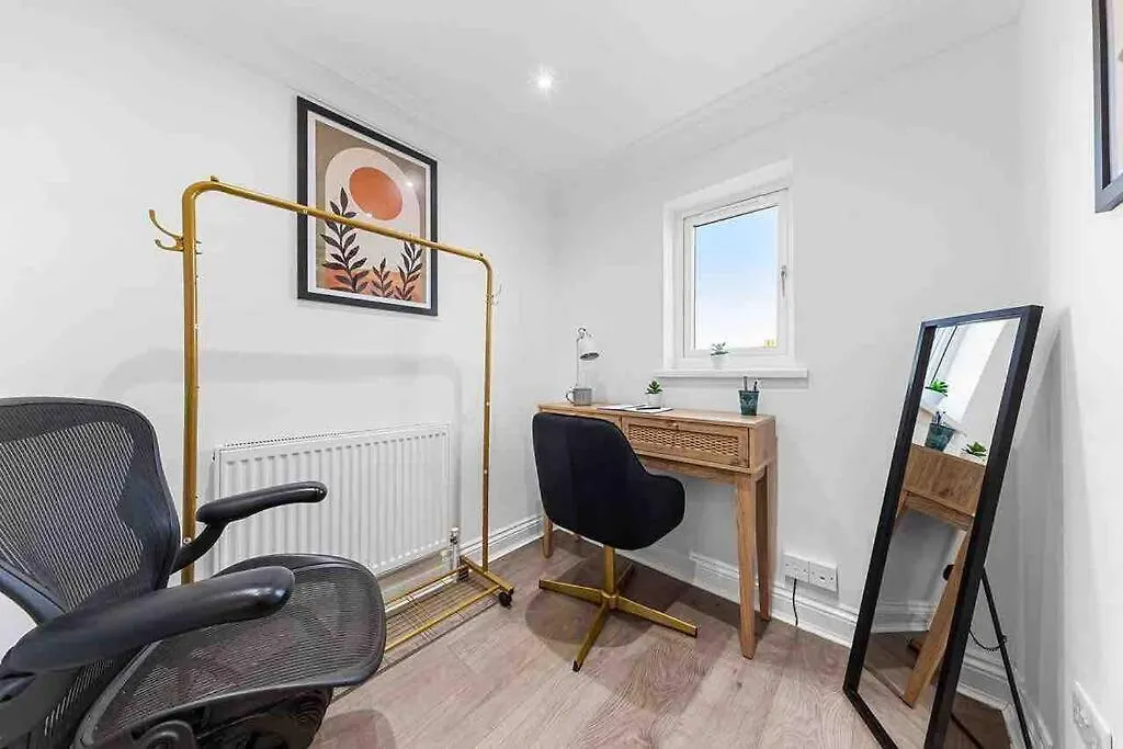 Sleeps 10, Cinema Tv , 2 Baths, 10 Mins To Stratford Villa Ilford 0*,  United Kingdom