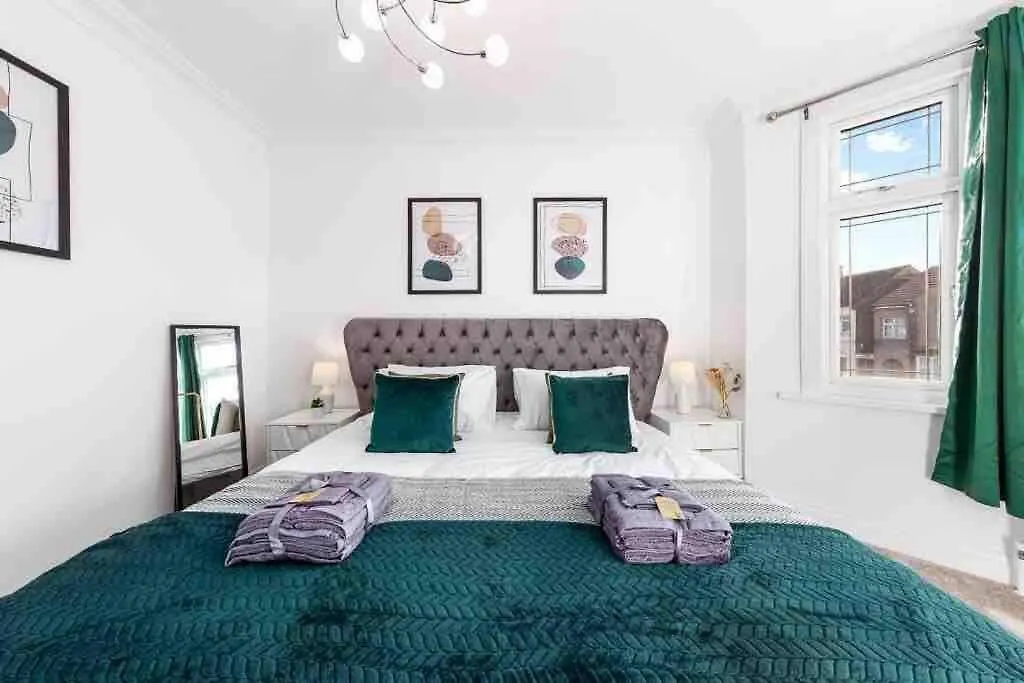 Sleeps 10, Cinema Tv , 2 Baths, 10 Mins To Stratford Villa Ilford