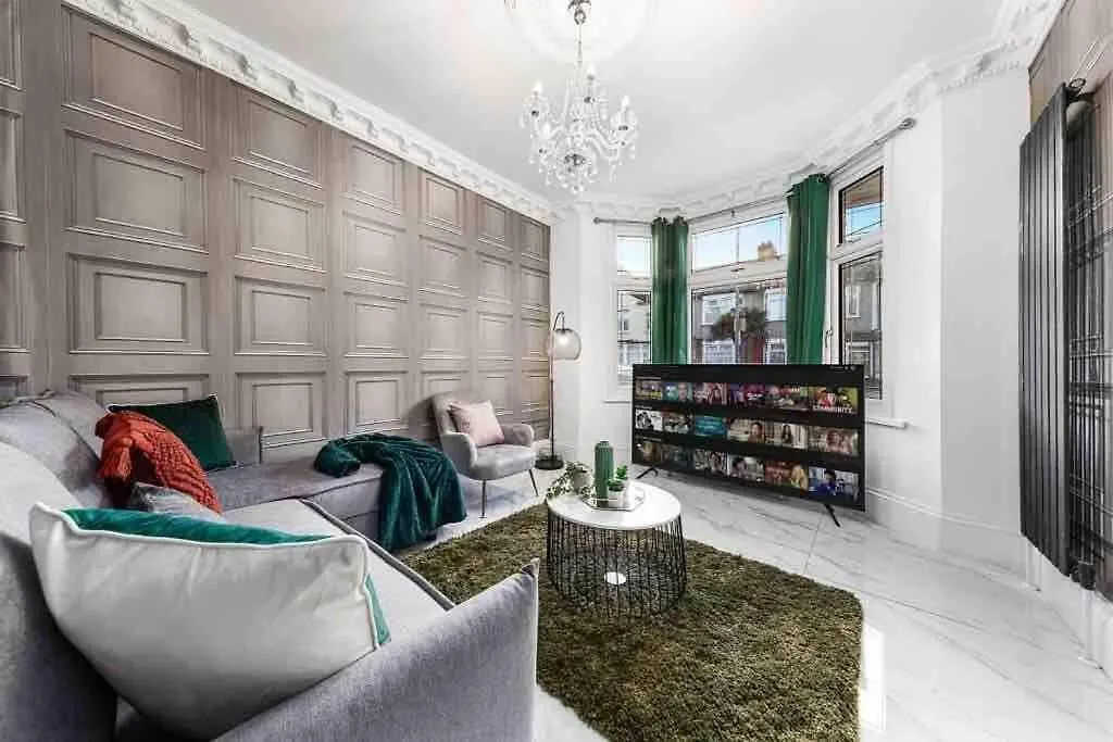 Sleeps 10, Cinema Tv , 2 Baths, 10 Mins To Stratford Villa Ilford United Kingdom