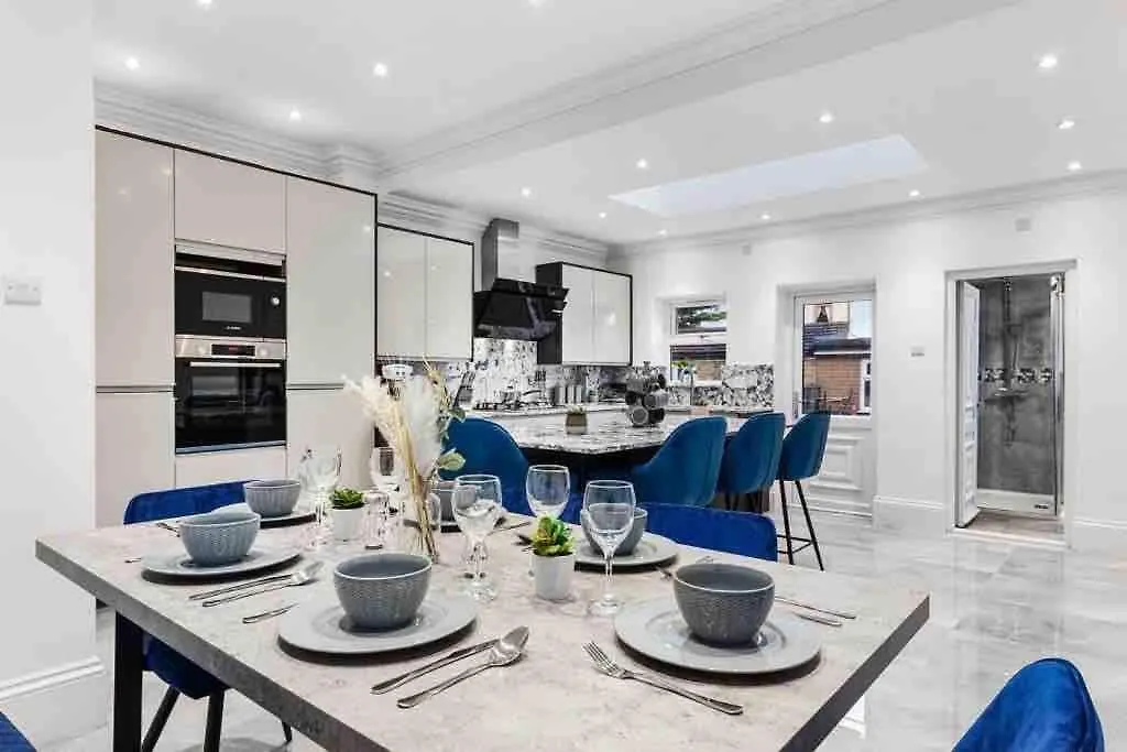 Sleeps 10, Cinema Tv , 2 Baths, 10 Mins To Stratford Villa Ilford