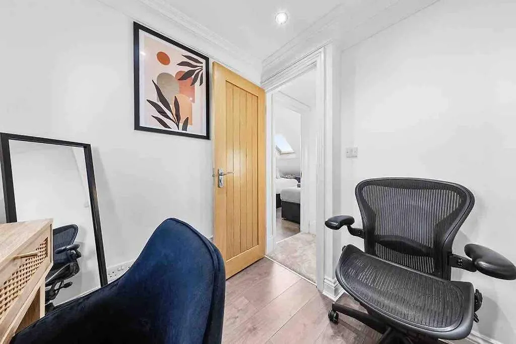 Sleeps 10, Cinema Tv , 2 Baths, 10 Mins To Stratford Villa Ilford Holiday home