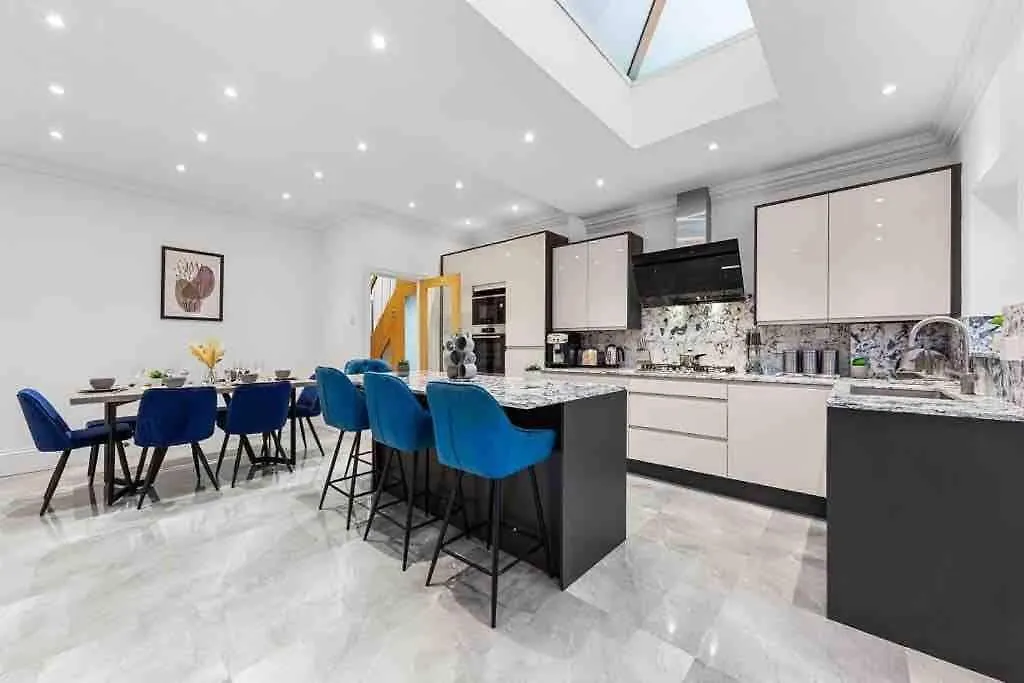 Sleeps 10, Cinema Tv , 2 Baths, 10 Mins To Stratford Villa Ilford 0*,  United Kingdom