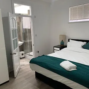  Holiday home Serene Suites: Family-friendly Retreat With Free Parking And Wi-fi