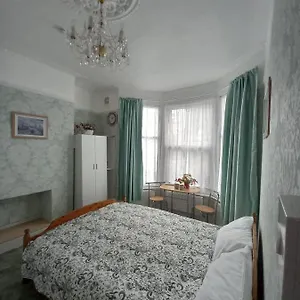  Guest house Mari London