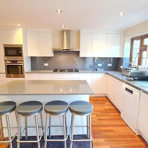  Holiday home Luxury London House Sleeps X 16, Free Parking, Free Wifi, Garden Patio, Close To Tube Line Easy Access To London
