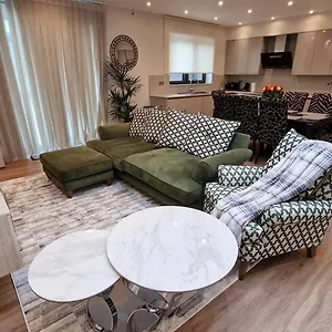  Holiday home Deluxe House