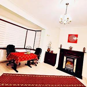  Guest house Beautiful Double En-suite Room, Separate Entrance, Ilford, Line Gants Hill, Free Parking