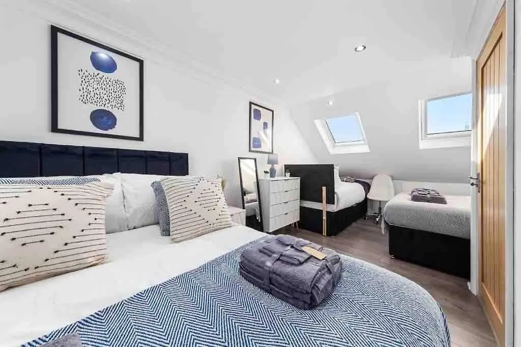 Villa Sleeps 10, Cinema Tv , 2 Baths, 10 Mins To Stratford Ilford Regno Unito