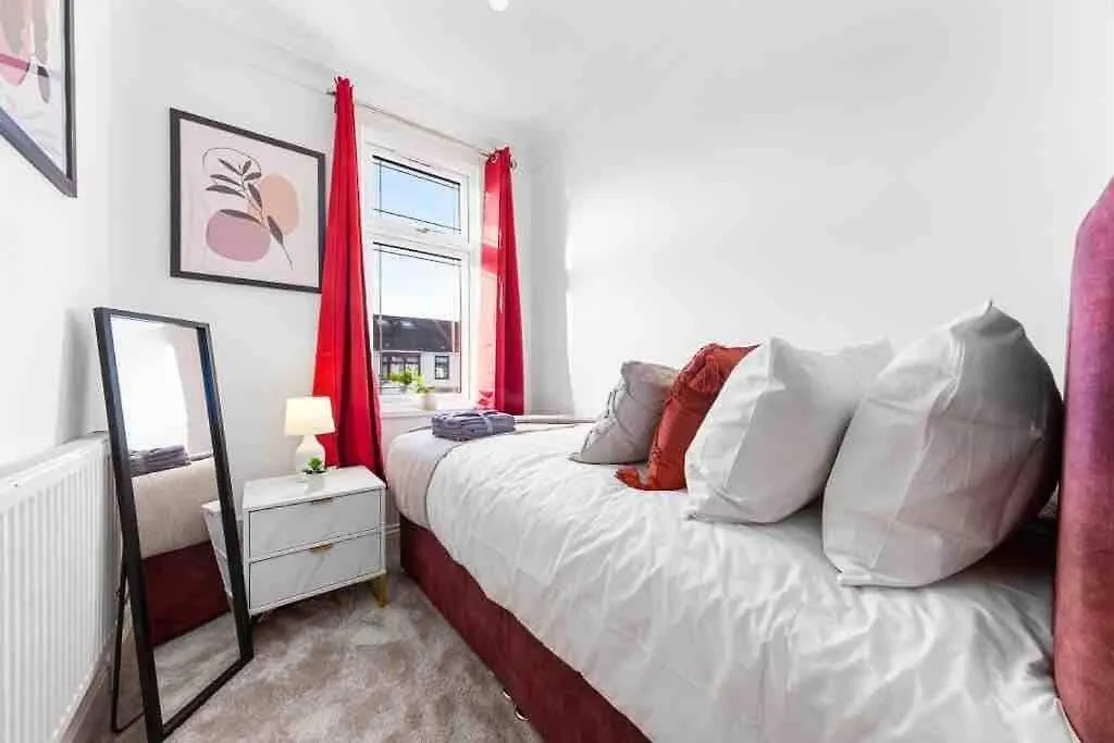 Villa Sleeps 10, Cinema Tv , 2 Baths, 10 Mins To Stratford Ilford Casa vacanze